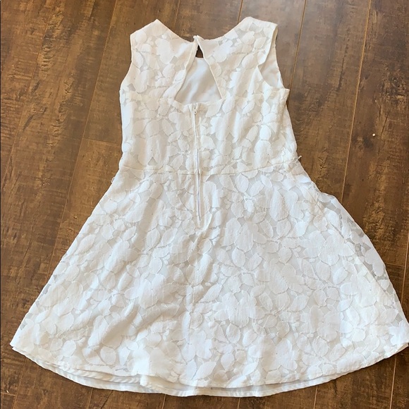 A white dress - Picture 2 of 3